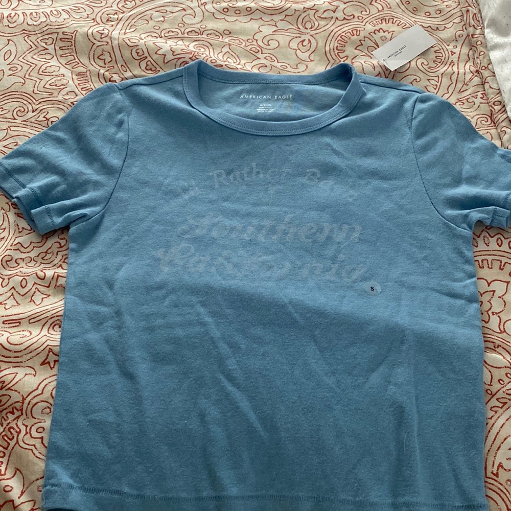 i am selling- blue shirt saying “id rather be in 🍹southern california”